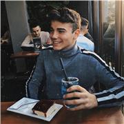 Diplomato al liceo linguistico internazionale G.B. Morgagni di Forlí, impartisce ripetizioni di lingua inglese, francese e spagnolo